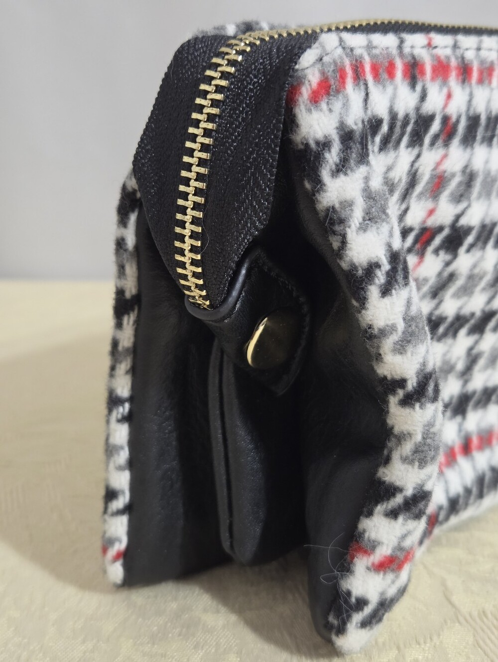 Jen & Co. Riley Vegan Faux Leather Multi Compartment Houndstooth Clutch - Picture 4 of 15